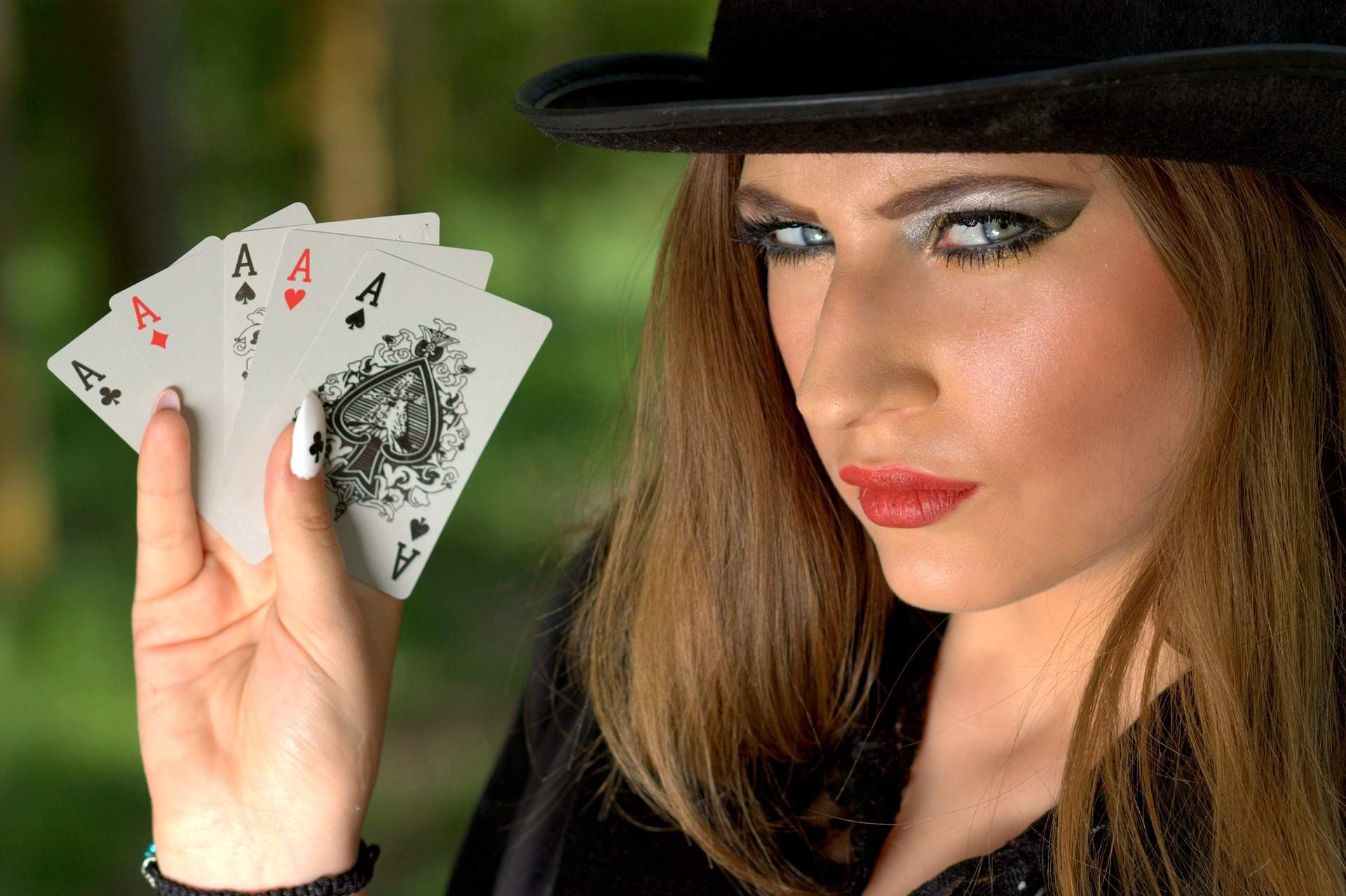 Eine Dame hält Spielkarten in der Hand